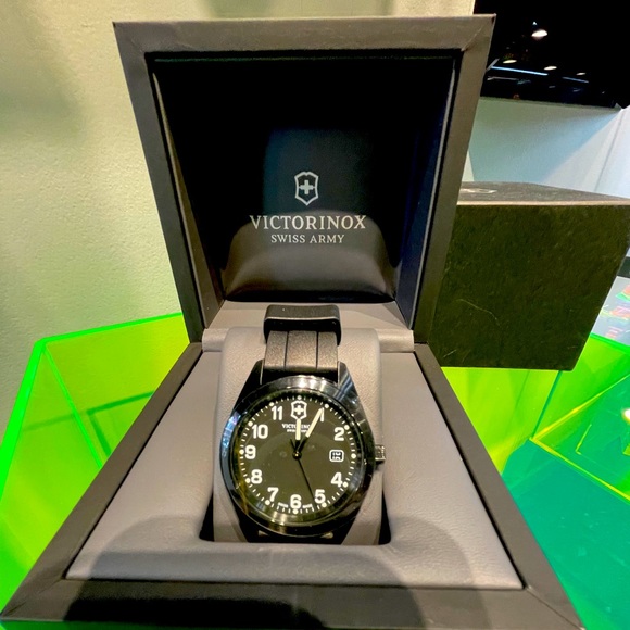 Luxurious Victorinox Swiss Army Watch - Picture 6 of 7